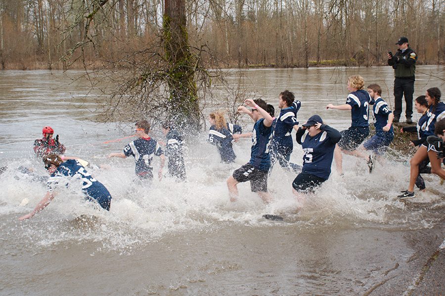 West+Albany+students+charge+into+the+frigid+Willamette+River+at+the+2017+Corvallis+Polar+Plunge.+The+Plunge+is+an+annual+fundraiser+for+Special+Olympics+Oregon.